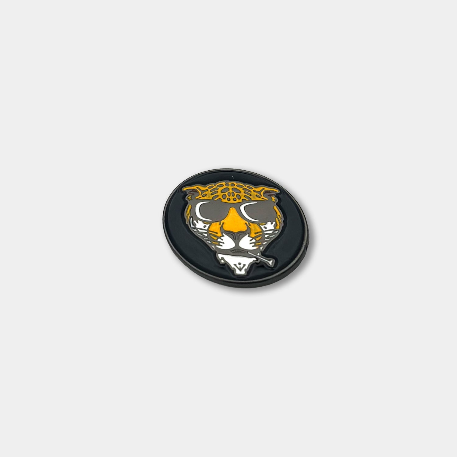 Front image of VivanTee Golf cool cat ball marker.
